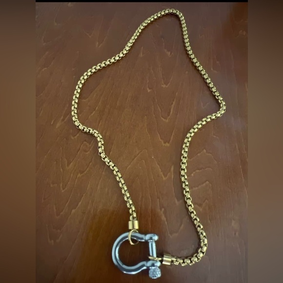 18K Gold & White Gold TwoTone Chunky Horseshoe Carabiner Front Closure Necklace - Picture 7 of 7